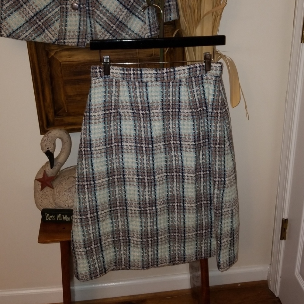 Classic and sophisticated style! Tweed suit, blazer and skirt🌹 - Picture 3 of 8
